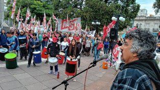 ACTO. El primero de Mayo reunió a las organizaciones obreras en la Plaza céntrica de Paraná.