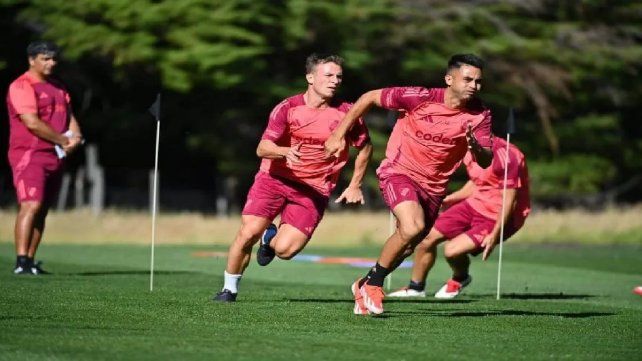 Pity Martínez (adelante) sufrió una lesión muscular y se pierde el debut por Copa Libertadores.