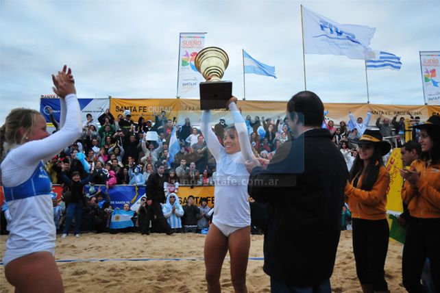 En la Costanera santafesina, la Selección Femenina de Beach Vóley clasificó a Londres