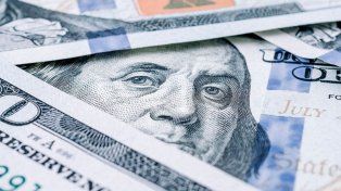 Qué implicaría dolarizar la economía argentina y a qué tipo de cambio se haría&nbsp;