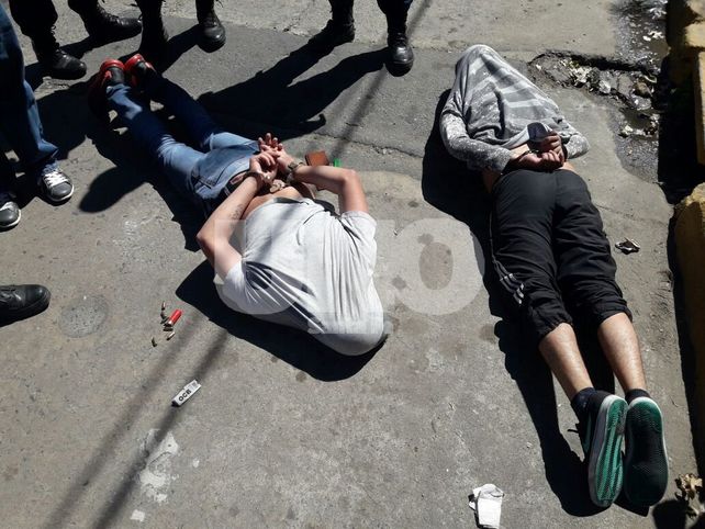 Rosario: tirotearon un galpón, los persiguió la Policía, chocaron un ciclista y se estrellaron contra una casa