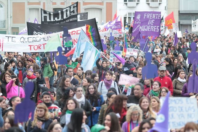 Multitudinaria marcha contra la violencia machista en Paraná