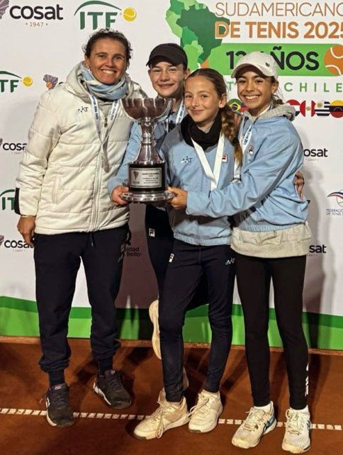 El seleccionado argentino Sub 12 festeja la obtención del subcampeonato logrado en el Sudamericano.