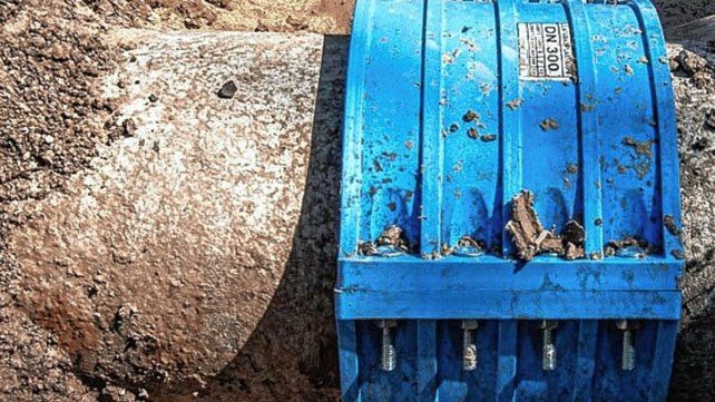 Trabajan en la colocación de válvulas para mejorar el suministro de agua potable de Paraná.