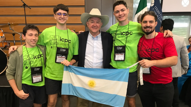 Los estudiantes de la UNR y el entrenador con William Poucher