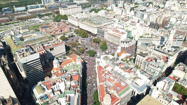 Una Plaza de Mayo colmada pidió por una ley contra el negacionismo