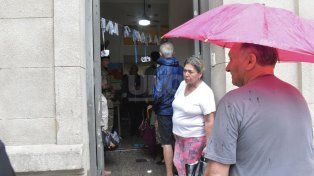 La lluvia complica votar: Está todo inundado, a algunos se les hizo difícil salir