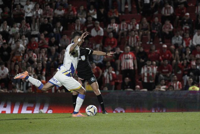 El último. Fideo Di María anota el segundo de Central en la victoria contra Instituto, también desde los 12 pasos.