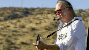 Neil Young retiró catálogo de Spotify contra un antivacunas