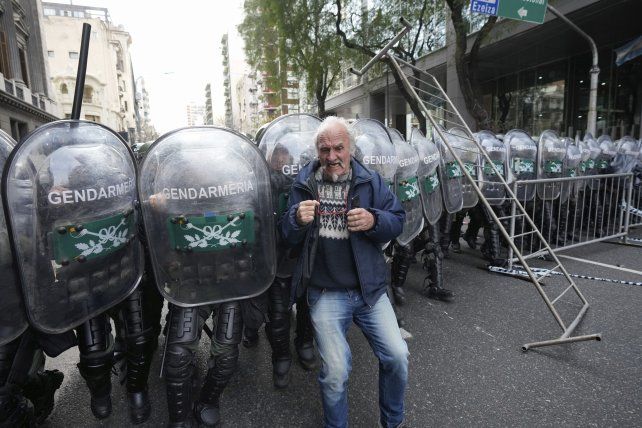 Incidentes y represión frente al Congreso contra jubilados, piqueteros y gremialistas