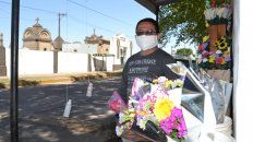 Alvarez hace siete años que vende flores en el cementerio venadense. Alvarez hace siete años que vende flores en el cementerio venadense.