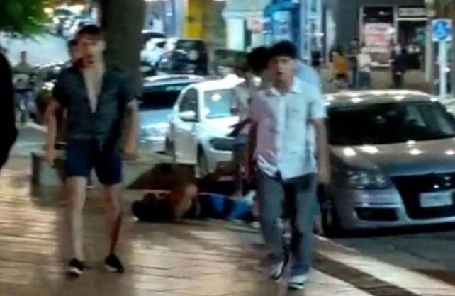 Festejos y abrazos tras el crimen, en un video de una cámara de seguridad