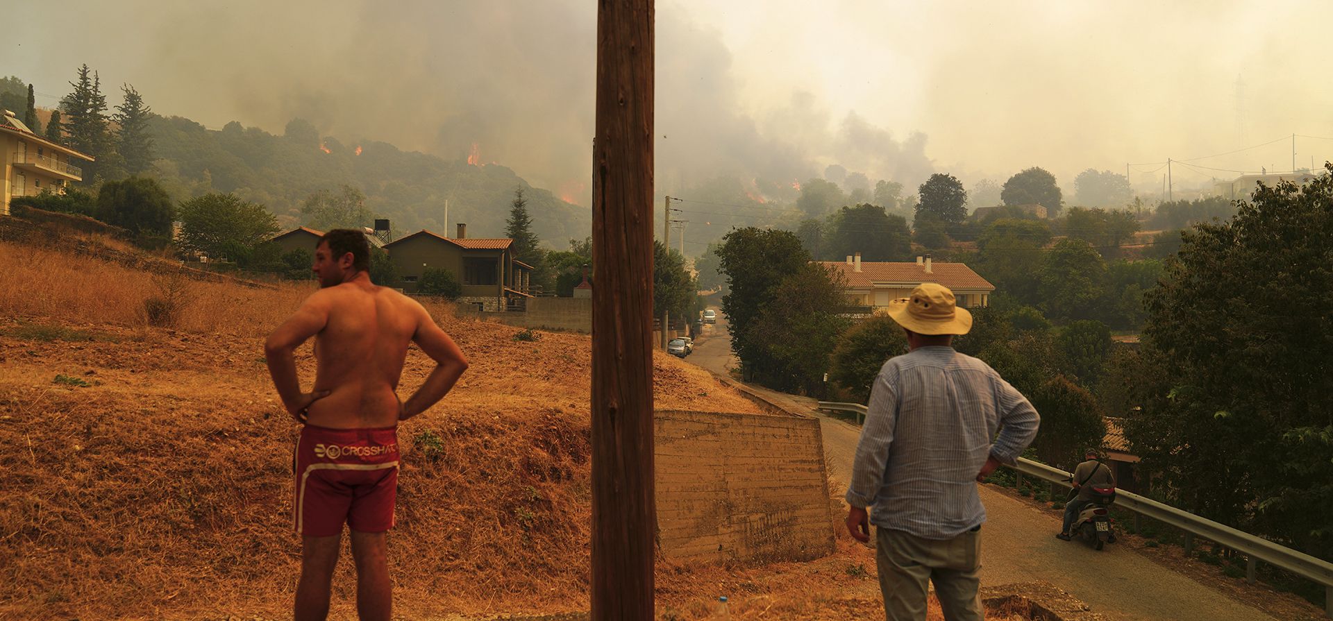 Personas observan un incendio forestal en la aldea de Vounteni, a las afueras de Patras, en el oeste de Grecia, el miércoles 13 de agosto de 2025. (Foto AP/Thanassis Stavrakis) Personas observan un incendio forestal en la aldea de Vounteni, a las afueras de Patras, en el oeste de Grecia, el miércoles 13 de agosto de 2025. (Foto AP/Thanassis Stavrakis)