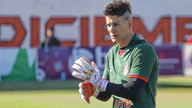 Sebastián Sosa volvió a atajar en Maipú de Mendoza después del escándalo por acoso sexual en Tucumán.