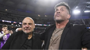 La emoción de los técnicos Favio Gómez y Sergio Orsii el día que salieron campeones con Platense. Hoy renunciaron.