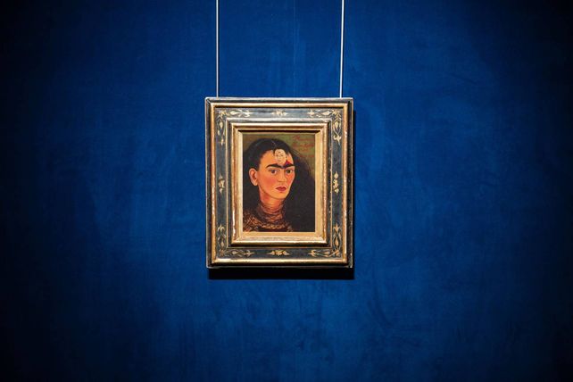 La pequeña y hermosa pintura de Frida Kahlo es de 1949. Constantini la compró en Sothebys en 34