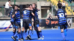 Uno de los cuatro gritos de goles de Universitario, que igualó 4 a 4 con Jockey Club Córdoba. El Súper 8 de hockey congrega lo mejor del país en Rosario.