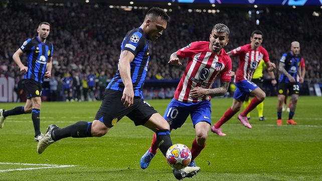 Lautaro Martínez (Inter de Milán) y Ángel Correa (Atlético Madrid) se enfrentaron en los octavos de final de la Champions League en 2024. (Foto AP/Manu Fernandez)