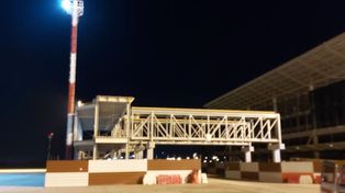 Montan la estructura que permitirá instalar mangas en el aeropuerto de Fisherton