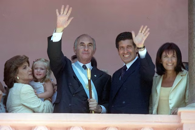 Fernando De la Rúa y Chacho Álvarez, junto con sus esposas. La Alianza fue una gran ilusión que terminó en un gran fracaso.