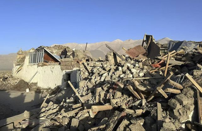 Al menos 126 muertos y mil edificios dañados tras un terremoto en Nepal