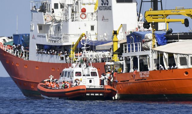 Mediterráneo. Un buque de la Guardia Costera italiana se acerca al Aquarius de SOS Méditerranée.