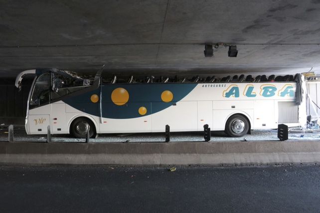 Inexplicable. El impacto arrancó completamente el techo del ómnibus.