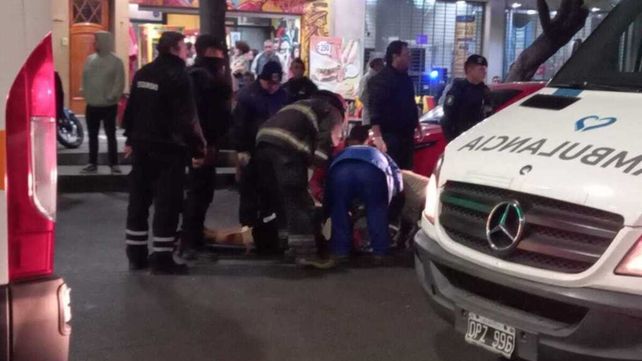 Un auto chocó contra un teatro en una localidad de Mendoza.