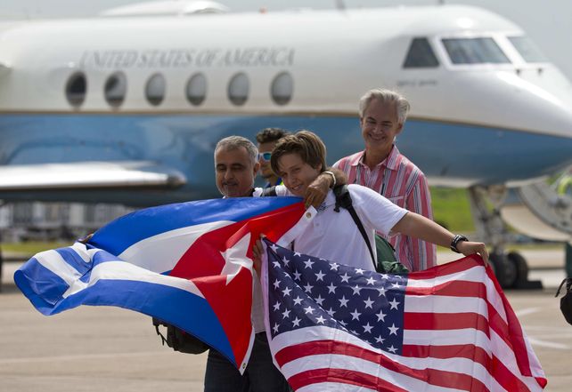 Alegría. Los primeros pasajeros desplegaron banderas de los dos países.