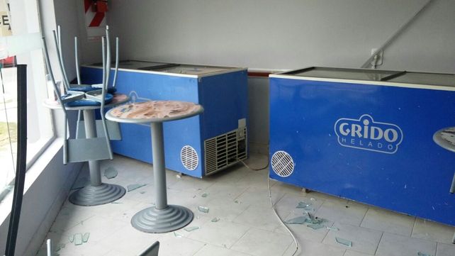 Robo y destrozos en una heladería de avenida General Paz