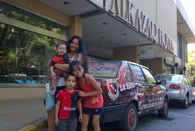 Los hinchas posaron con el auto rojinegro para el fotógrafo de La Capital. (Foto: S. Suárez Meccia)
