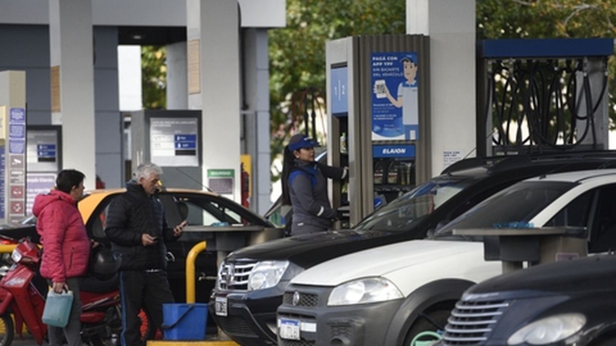 Se van de Rosario 13.500 millones de pesos al mes por el impuesto a los combustibles