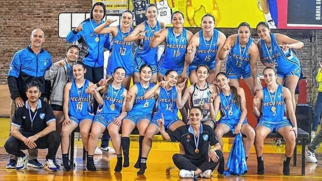 El plantel de Regatas Uruguay que se quedó con el campeonato en Bahía.