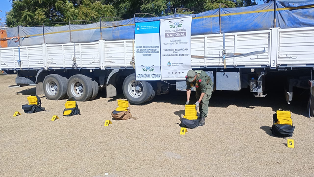 Efectivos de Gendarmería exhiben la cocaína que viajaba en un camión