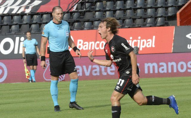 Jerónimo Cacciabue se llena la boca de gol. A su lado, Néstor Pittana observa su festejo.