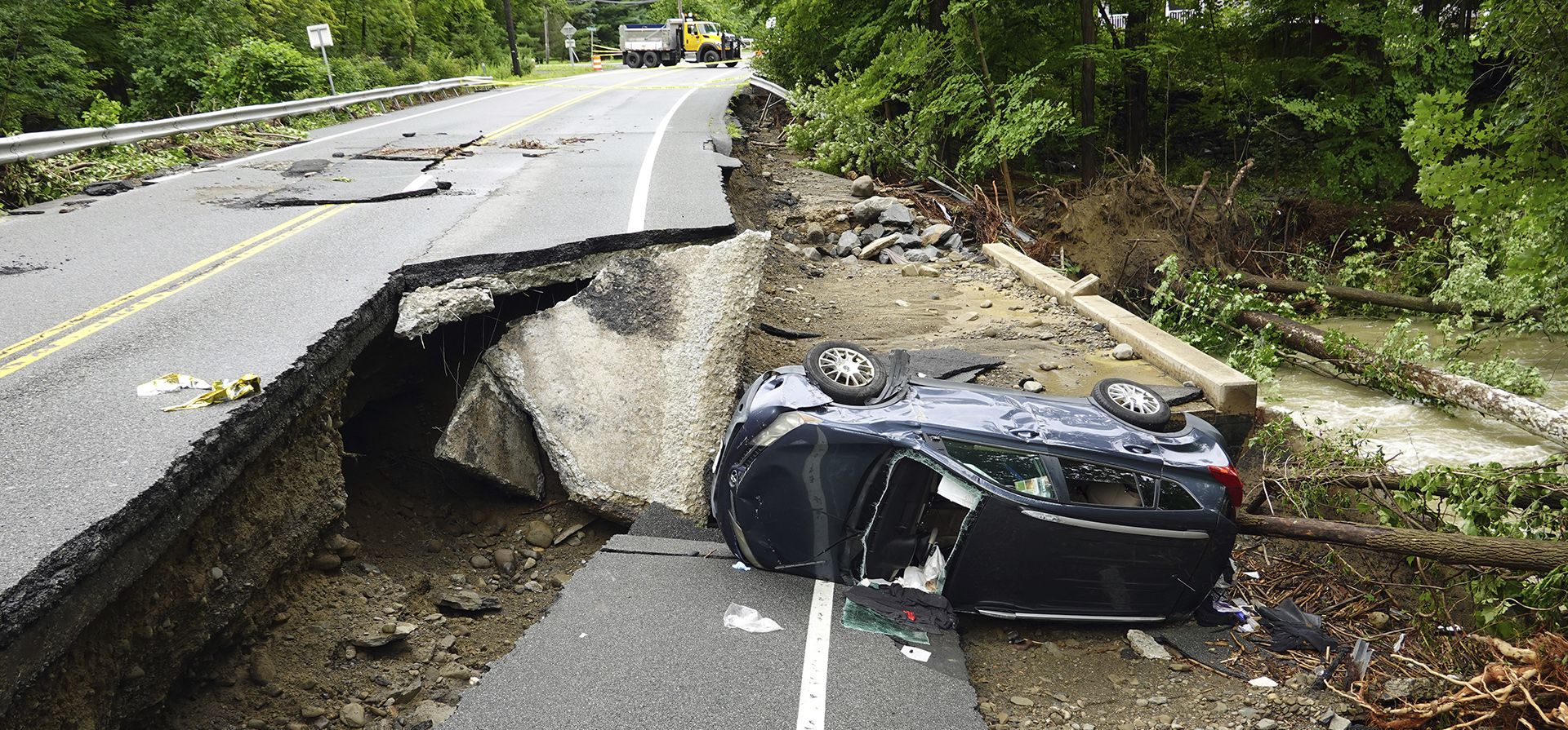 Un auto dañado se ve en un tramo de carretera derrumbado en la ruta 32 en el valle del Hudson, cerca de Cornwall, Nueva York, el lunes 10 de julio de 2023. (AP Foto/Paul Kazdan) Un auto dañado se ve en un tramo de carretera derrumbado en la ruta 32 en el valle del Hudson, cerca de Cornwall, Nueva York, el lunes 10 de julio de 2023. (AP Foto/Paul Kazdan)