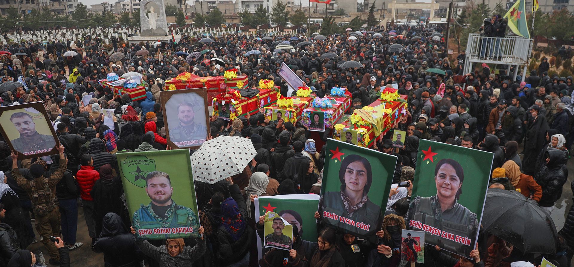 Dolientes asisten al funeral de los combatientes de las Fuerzas Democráticas Sirias (FDS), lideradas por los kurdos, que murieron a principios de este mes durante enfrentamientos con las fuerzas del gobierno sirio, en Qamishli, noreste de Siria, el miércoles 28 de enero de 2026. (Foto AP/Baderkhan Ahmad) Dolientes asisten al funeral de los combatientes de las Fuerzas Democráticas Sirias (FDS), lideradas por los kurdos, que murieron a principios de este mes durante enfrentamientos con las fuerzas del gobierno sirio, en Qamishli, noreste de Siria, el miércoles 28 de enero de 2026. (Foto AP/Baderkhan Ahmad)