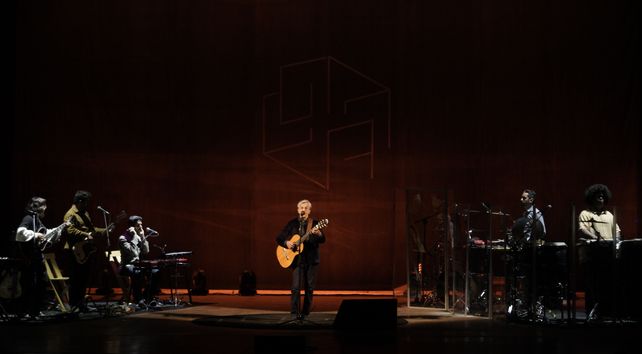 Una puesta sutil e impactante. Veloso presentó junto a cinco músicos su nuevo disco “Meu Coco” en el teatro El Círculo de Rosario. Inolvidable.