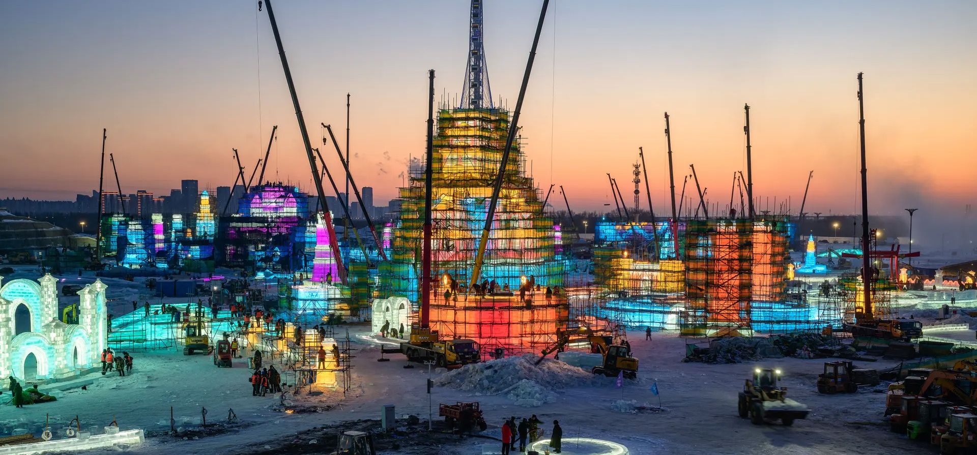 Trabajadores construyen estructuras para el 25º mundo de hielo y nieve de Harbin, en la provincia de Heilongjiang, en el norte de China. Fotografía: AFP/Getty Images Trabajadores construyen estructuras para el 25º mundo de hielo y nieve de Harbin, en la provincia de Heilongjiang, en el norte de China. Fotografía: AFP/Getty Images