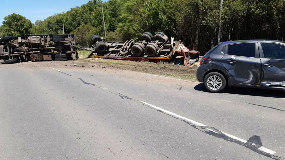 Espectacular vuelco de un camión en la ruta 33 entre Pérez y Zavalla