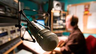 El misterioso suceso paranormal que llevó a la suspensión de un escalofriante programa de radio