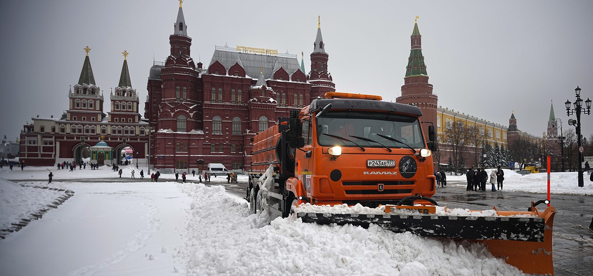 Un camión municipal limpia la plaza Manezhnaya, con el Museo Histórico al fondo, cerca del Kremlin, después de una fuerte nevada en Moscú, Rusia, el lunes 27 de noviembre de 2023. (Foto AP/Alexander Zemlianichenko) Un camión municipal limpia la plaza Manezhnaya, con el Museo Histórico al fondo, cerca del Kremlin, después de una fuerte nevada en Moscú, Rusia, el lunes 27 de noviembre de 2023. (Foto AP/Alexander Zemlianichenko)