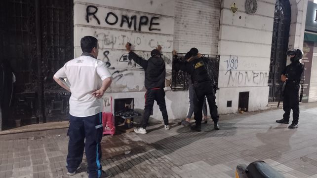 Contra la pared. En los últimos 30 días