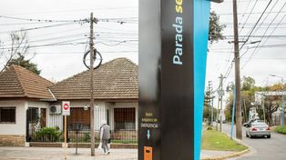 Así lucirán. Los postes cuentan con tecnología para asistir a pasajeros en situaciones de riesgo.