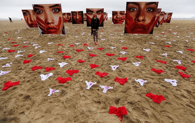 Cientos de bombachas inundan las playas de Brasil en protesta por violaciones a mujeres
