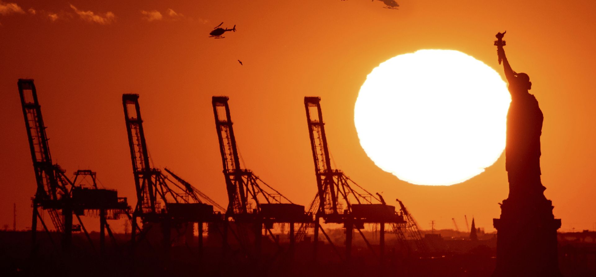Grúas en el Puerto de Nueva York y Nueva Jersey se observan detrás de la Estatua de la Libertad, en una foto tomada desde Nueva York. (Foto AP/Julia Nikhinson, archivo) Grúas en el Puerto de Nueva York y Nueva Jersey se observan detrás de la Estatua de la Libertad, en una foto tomada desde Nueva York. (Foto AP/Julia Nikhinson, archivo)