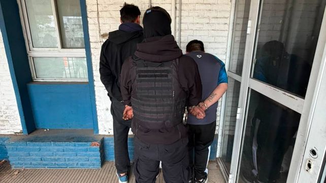 Dos ladrones robaron zapatillas en Pichincha. Uno de ellos tenía pedido de captura activo