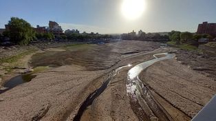 magen imponente de la sequía en el Imagen elocuente del lago San Roque, en cuya costa se asienta Villa Carlos Paz, ciudad del oeste de Córdoba, en el valle de Punilla.