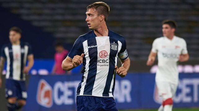 Juan Cruz Komar quiere jugar en Central pero no es seguro que pueda hacerlo ahora.