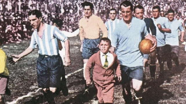 Nolo Ferreira, capitán de Argentina, ingresa al Centenario para la final de 1930. Fue derrota por 4 a 2.
